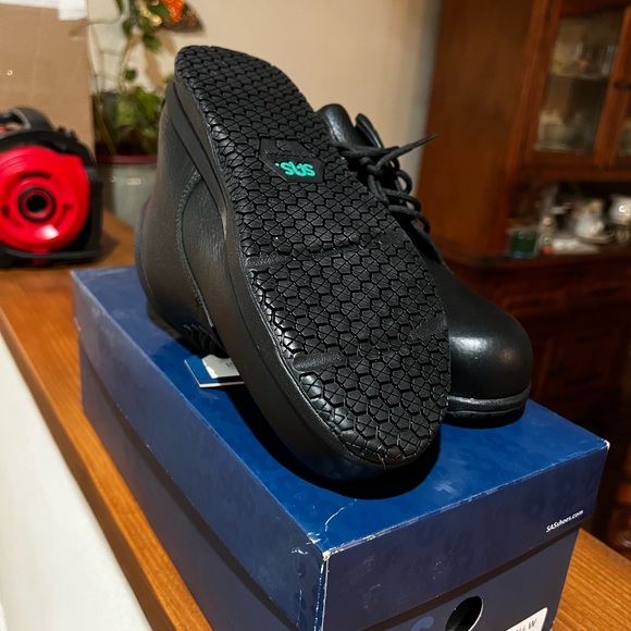 New with box woman’s SAS no slip work shoes in 8 1/2 - Picture 2 of 2
